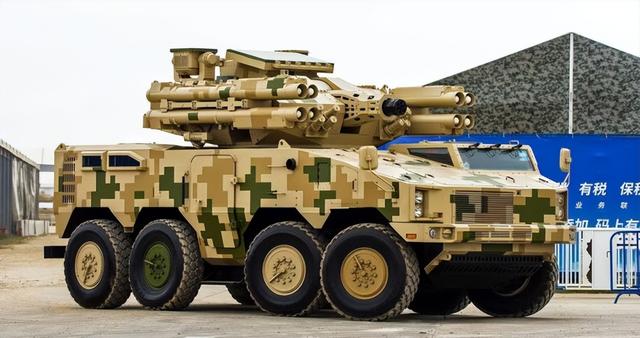 炮塔正中是一门相当大的加特林机炮,据信是6管25毫米加特林机关炮,这