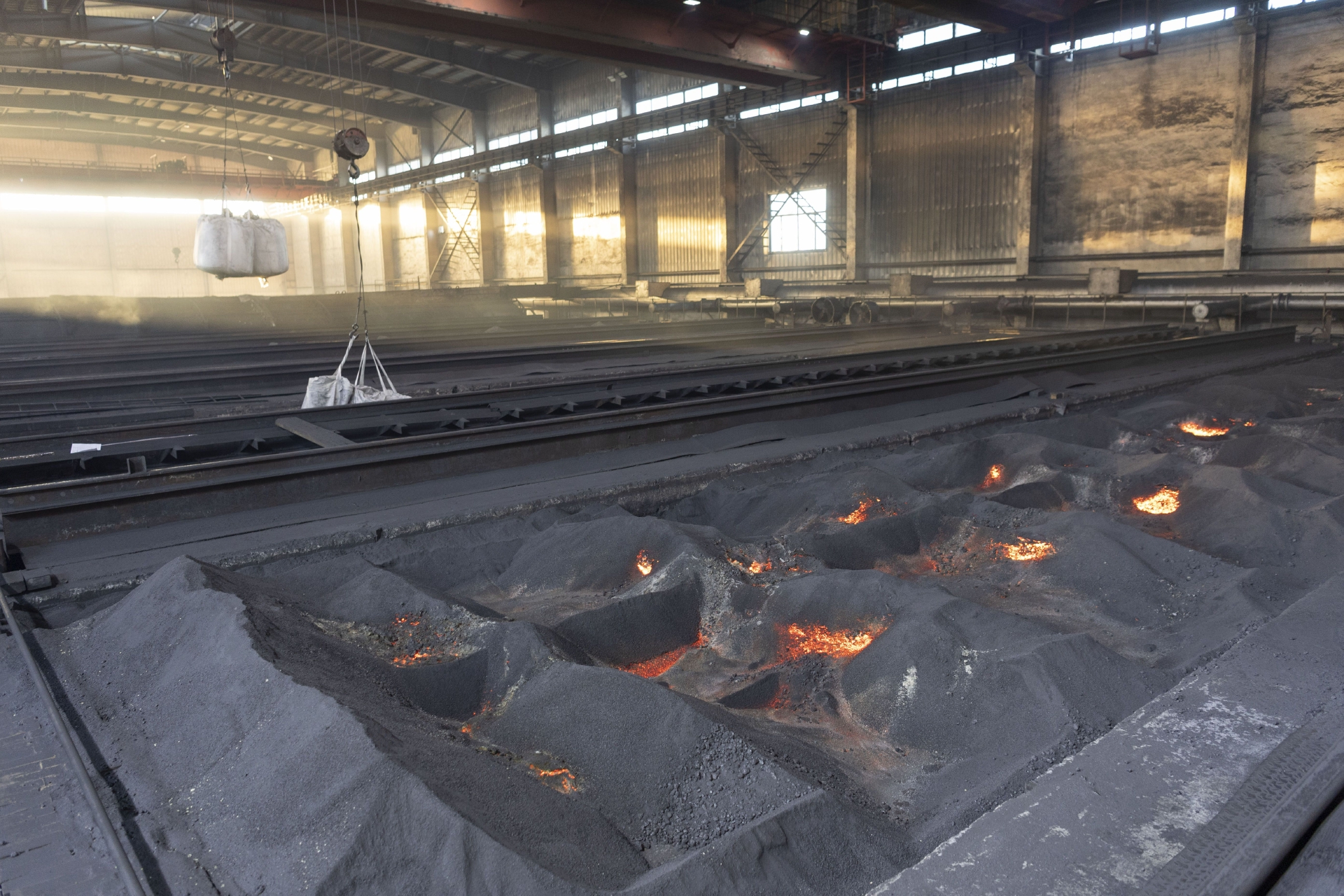 在鹤岗市萝北县,中国五矿集团(黑龙江)石墨产业有限公司的工作人员在