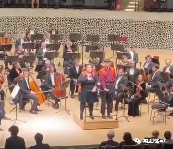 极端环保主义者大闹音乐会，将手粘在扶手上，然而....哈哈哈哈哈....休闲区蓝鸢梦想 - Www.slyday.coM