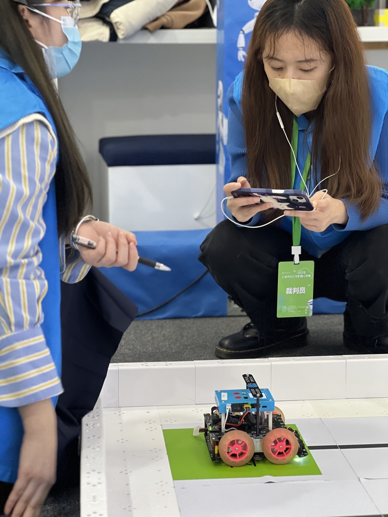 如何用机器人改变生活？上海市中小学机器人竞赛寻找“解决方法”