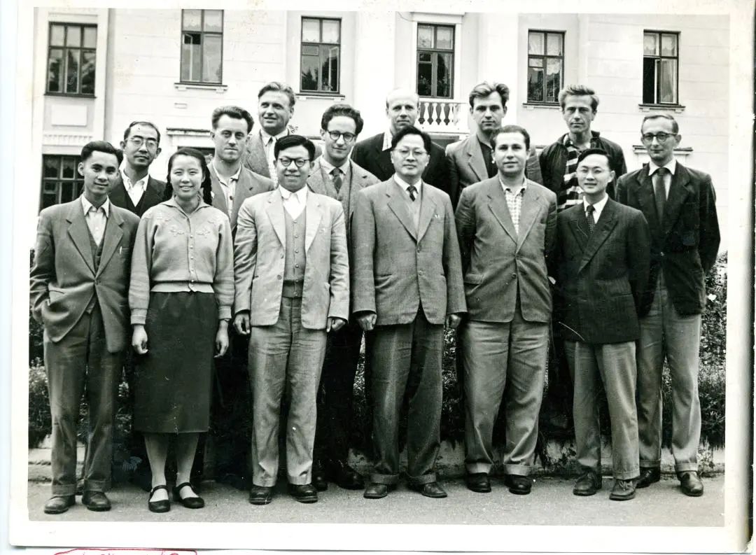 王淦昌在苏联杜布纳联合原子核研究所（一排右三）。图源：中国核工业集团