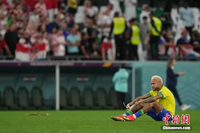 当地时间12月9日，卡塔尔世界杯1/4决赛举行，图为内马尔失落地坐在球场中。中新社记者 崔楠 摄