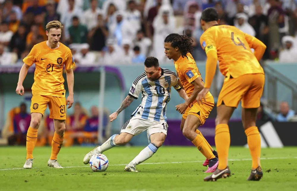 阿根廷队球员梅西(左二)在比赛中射门.新华社记者 丁旭 摄