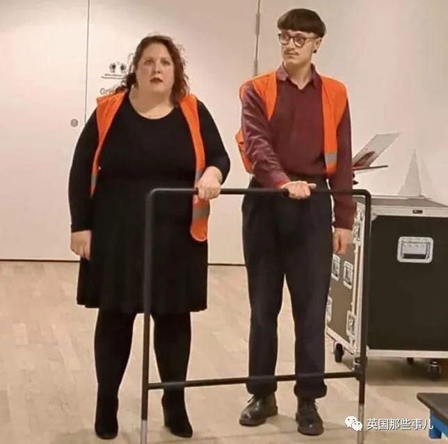 极端环保主义者大闹音乐会，将手粘在扶手上，然而....哈哈哈哈哈....休闲区蓝鸢梦想 - Www.slyday.coM