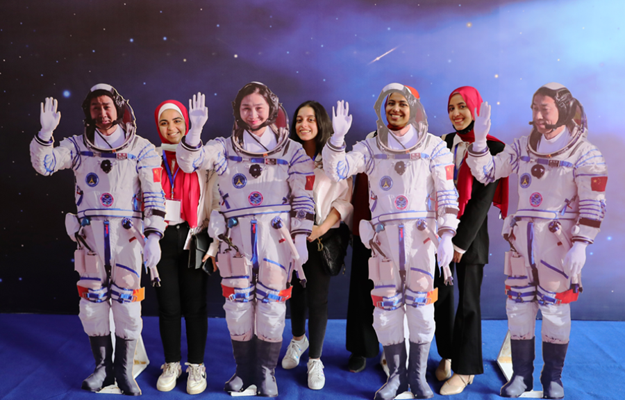 2022年9月6日，来自埃及等国的青少年通过网络视频与正在中国空间站执行任务的神舟十四号航天员进行“天宫对话”活动。这是埃及青年学生在“天宫对话”活动埃及分会场拍照。