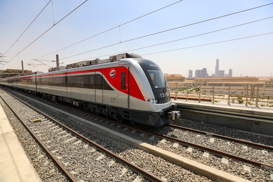 2022年7月3日，由中国企业承建的埃及斋月十日城轻轨铁路通车试运行。埃及斋月十日城轻轨铁路位于埃及首都开罗东部，是连接开罗市区与新行政首都、斋月十日城和东部沿线卫星城的重要纽带，也是中埃“一带一路”合作旗舰项目之一。