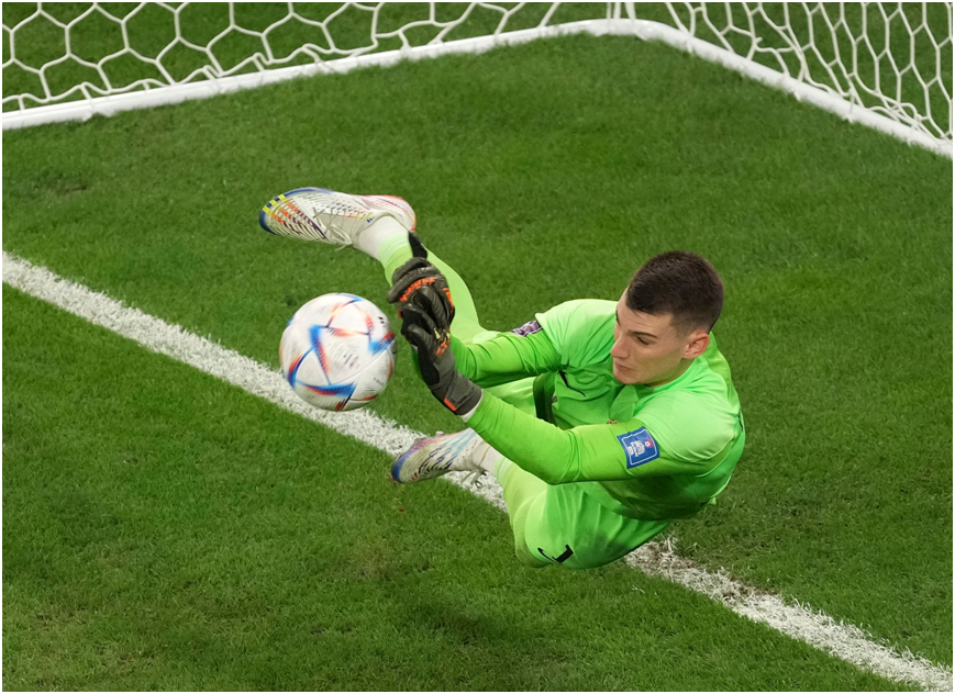 队守门员利瓦科维奇在点球大战中扑出巴西队球员罗德里戈的射门