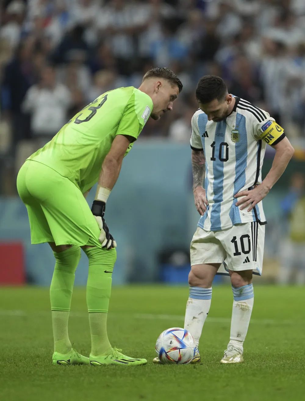 荷兰队守门员诺珀特(左)在阿根廷队球员梅西主罚点球前.