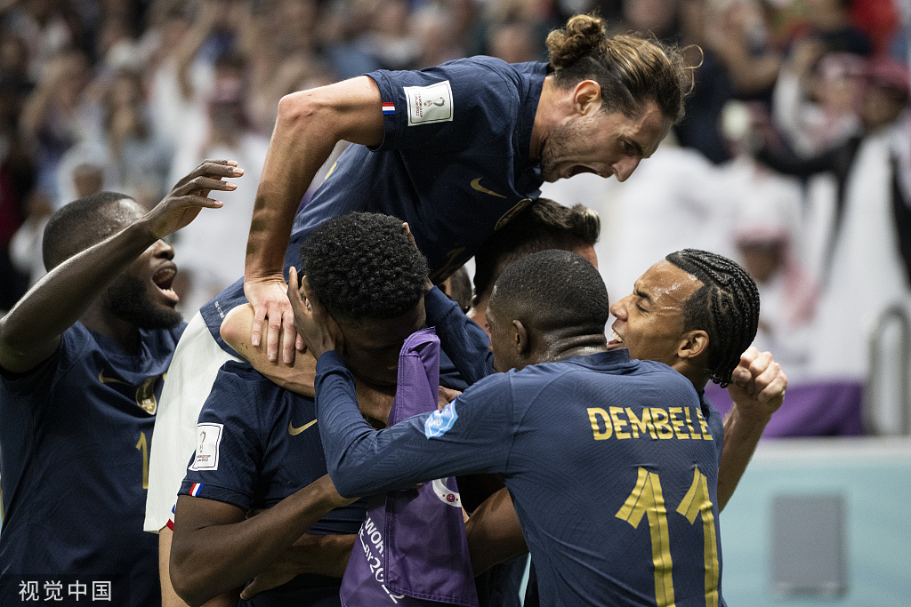 法国队庆祝进球。