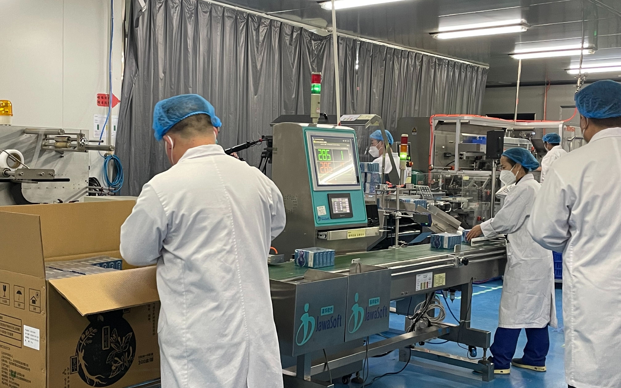 12月11日下午,北京春风药业有限公司生产车间里,员工正逐一对药盒上的