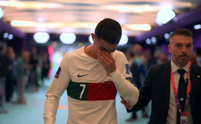 c罗赛后在球员通道痛哭:葡萄牙输球哭得最伤心的1个|克里斯蒂亚诺