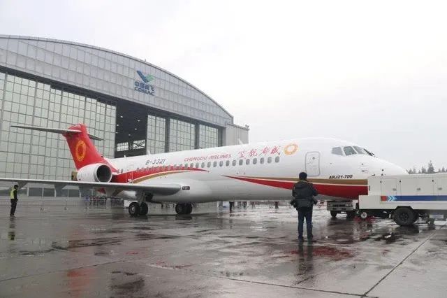 　　首架ARJ21交付给成都航空