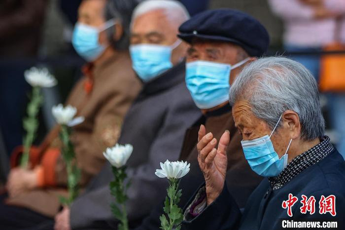 南京大屠杀幸存者艾义英：当时我紧紧抱住爸爸的腿，哭着说不要走