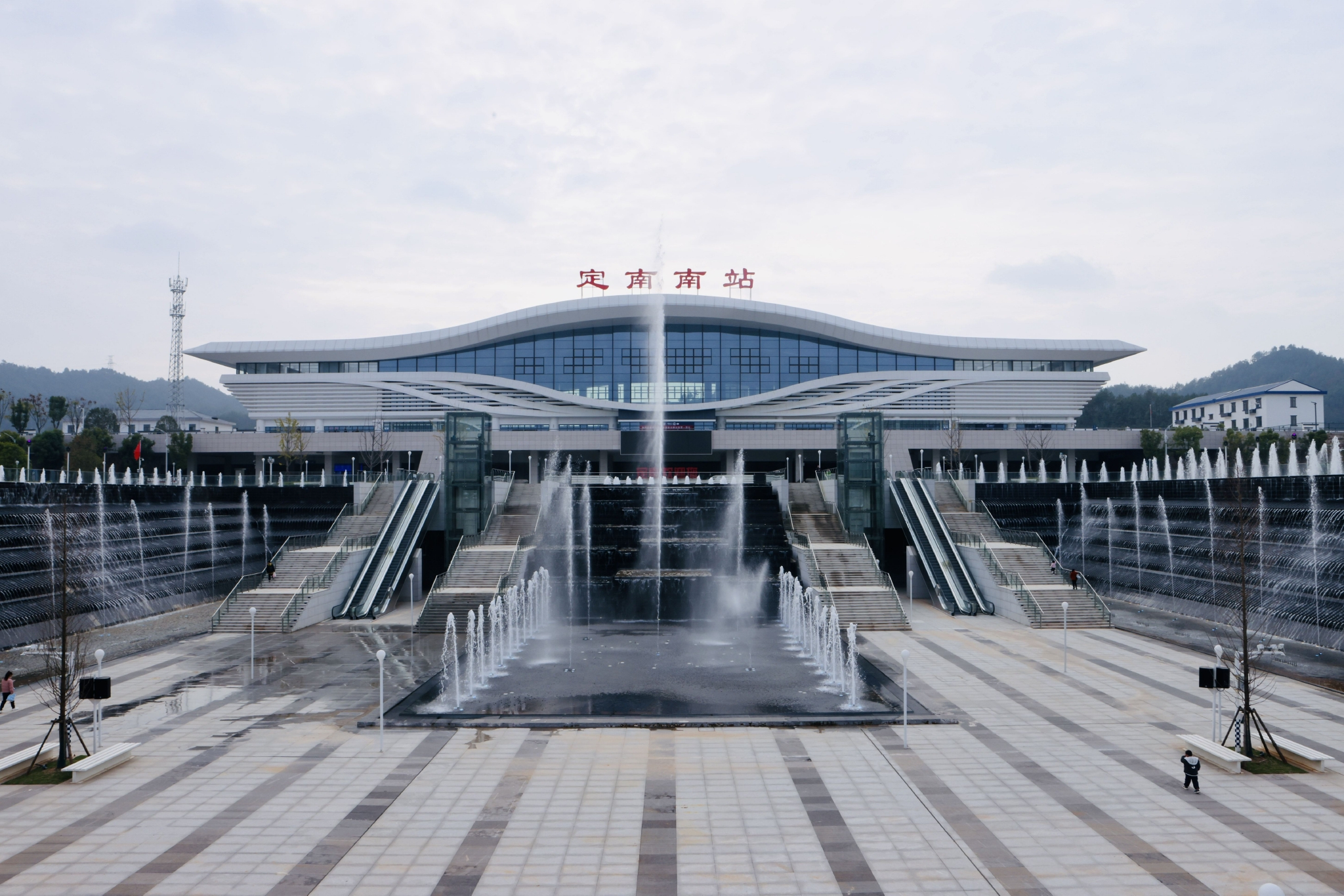 定南南站是赣深高铁全程海拔最高的站点,在进站口的左侧山坡上,一个
