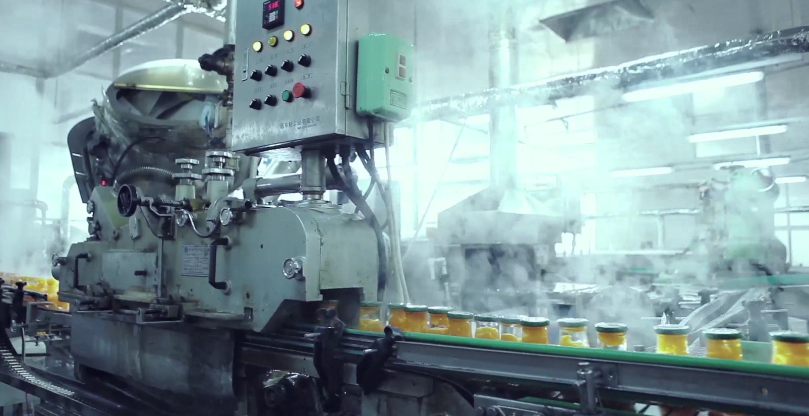 车间内的一条罐头智能生产线.山东省平邑县地方镇供图