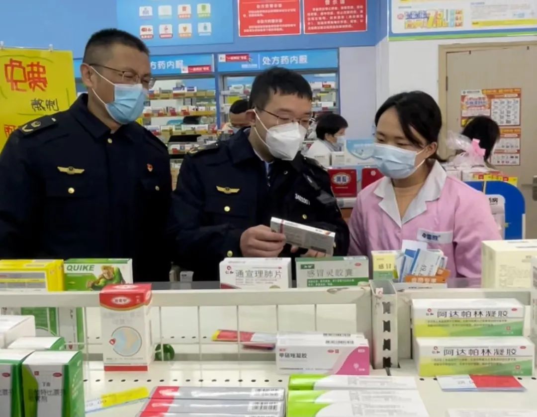 市场突击检查现场直击 商标侵权食品安全问题揭秘