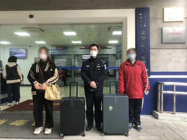 乘客错拿行李箱,静安民警及时帮助物归原主