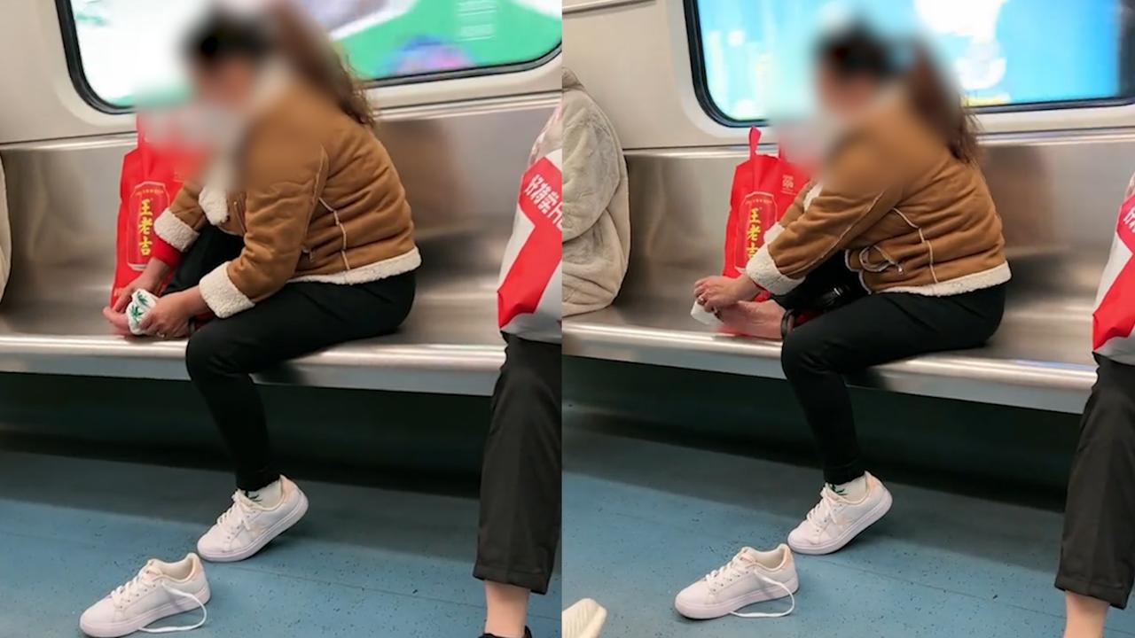 女子地铁车厢内脱掉鞋袜抠脚官方不允许这种不文明行为