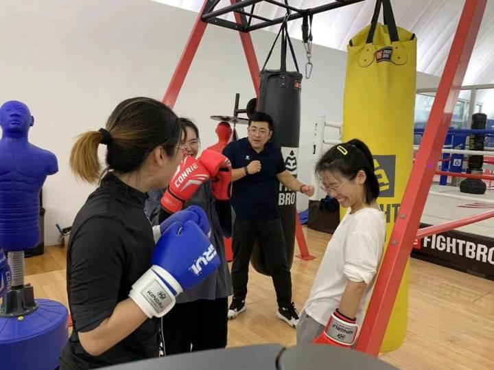 为解压?为阳刚气质?黄龙公开课搏击课,大人小孩一起挥拳