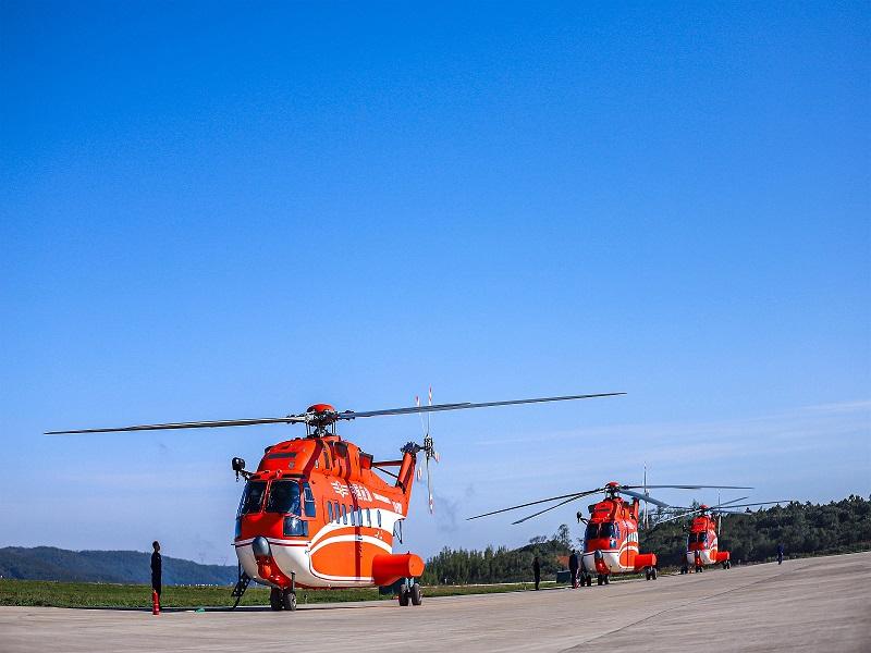 直升机在跑道上列队.图源:昆明航空救援支队