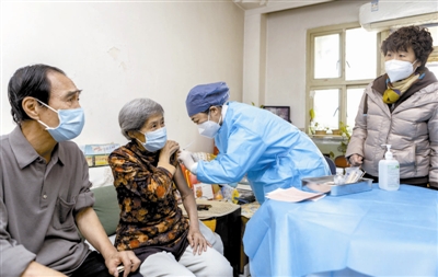 服务老年人疫苗送上门