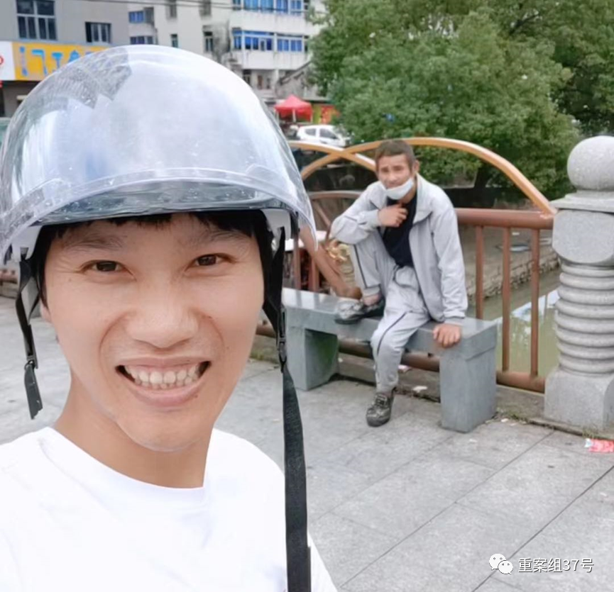 送货的路上,李国色在街边遇到老人。受访者供图