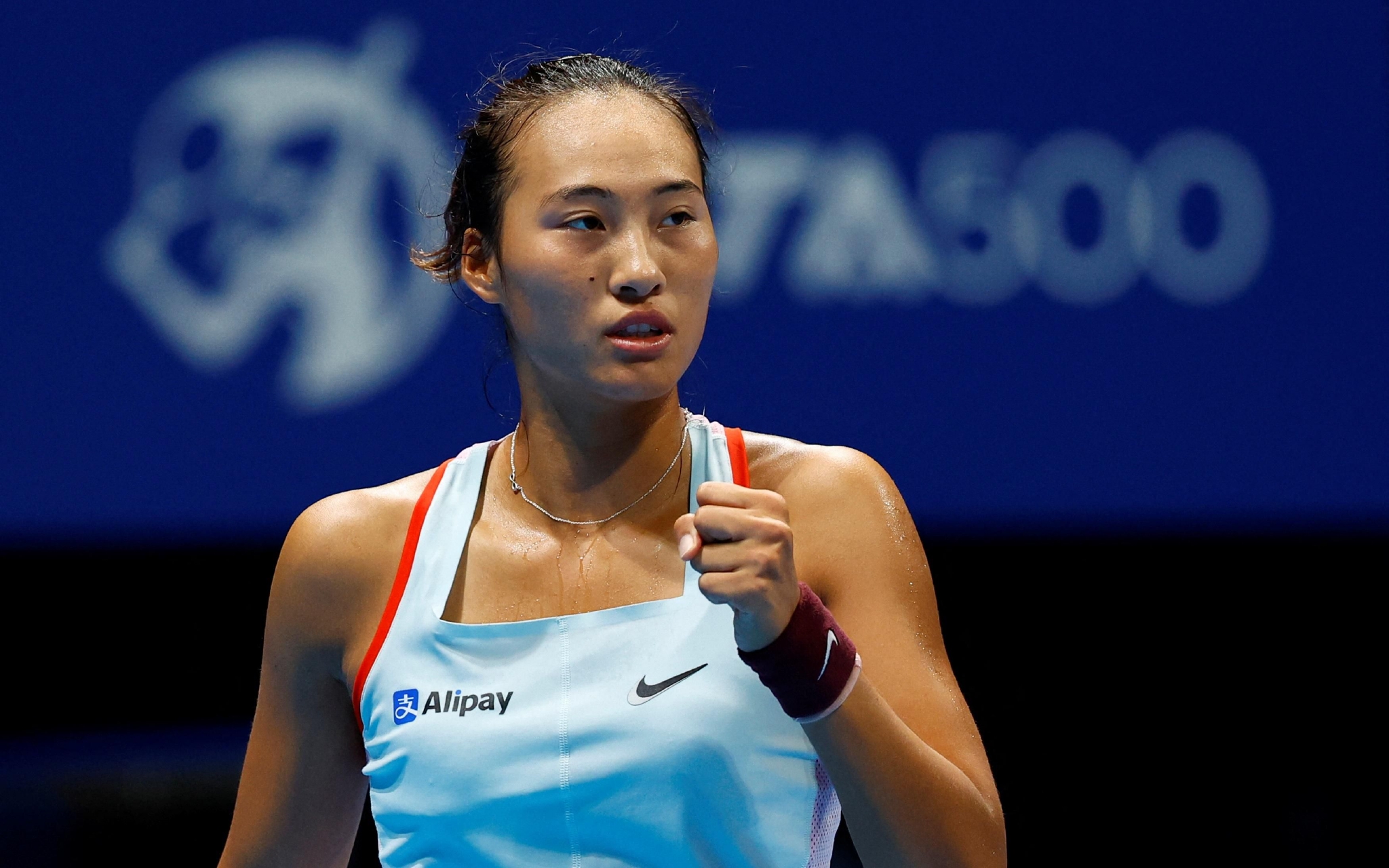 法网女单卫冕冠军出局，郑钦文闯入女单第二轮