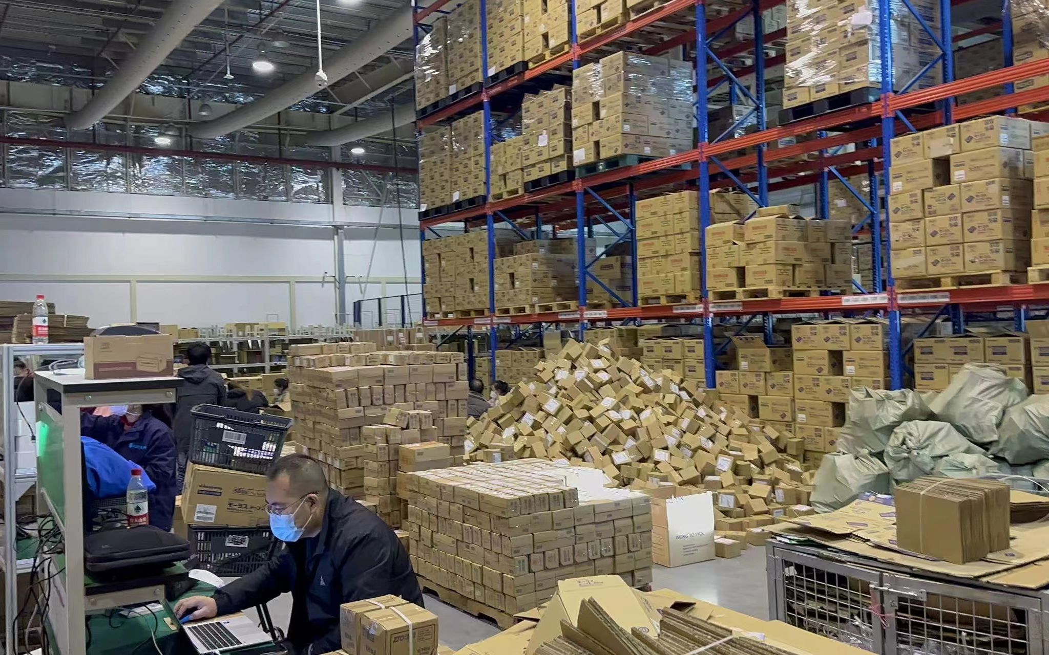 药兜网药品仓库,工作人员正在处理订单.受访者供图