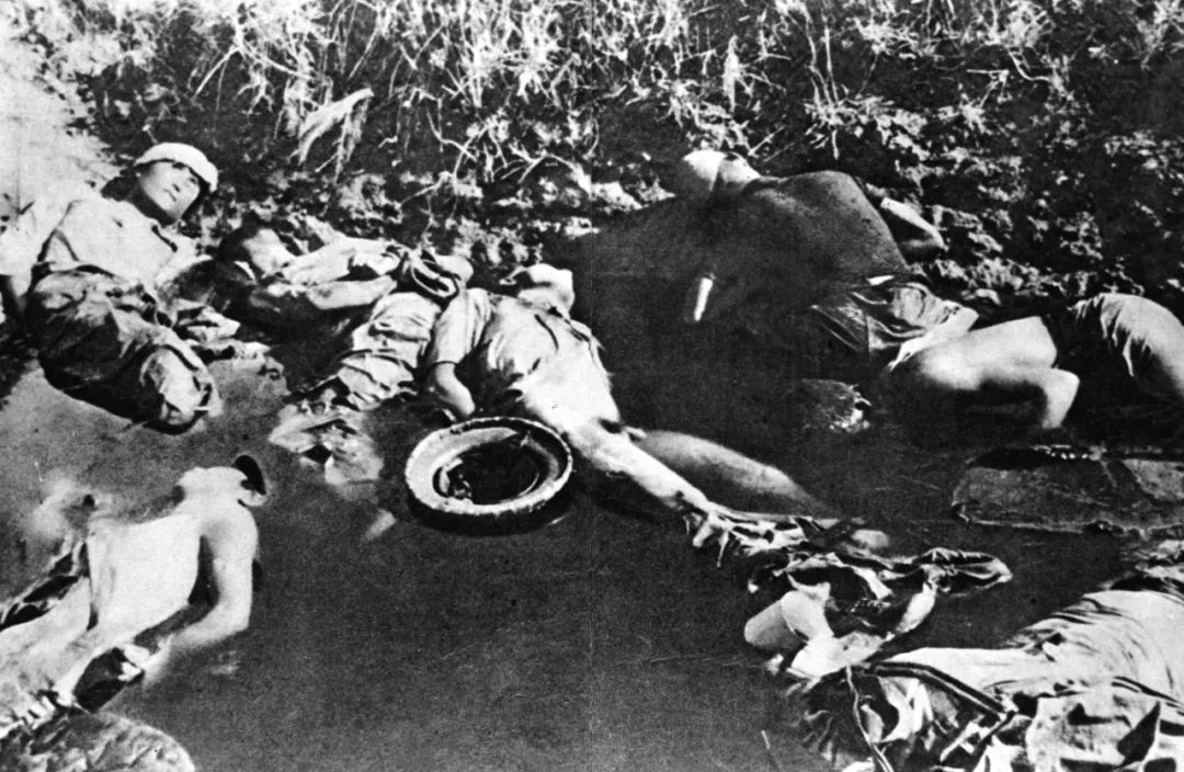 图为在南京大屠杀中，日军把无辜的中国人反绑双臂枪杀后，掷入城郊池塘。新华社发