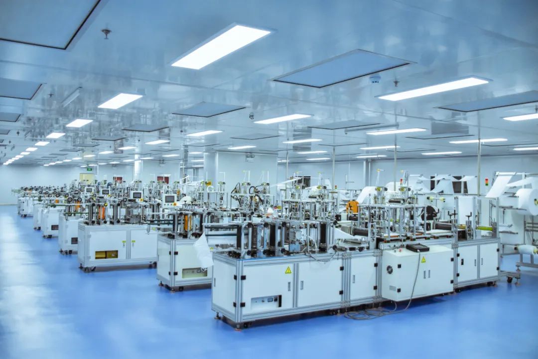 12月13日,包河经开区安徽电气集团股份有限公司口罩生产线开足马力