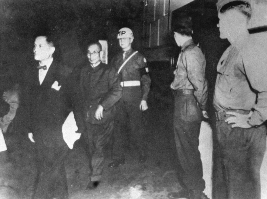 这是当年在南京制造大屠杀的主犯华中派遣军司令松井石根（左二）被处决。新华社发