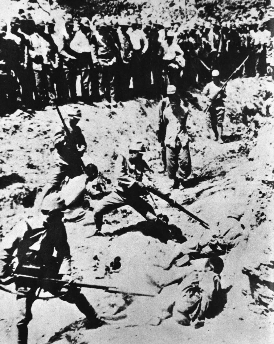 图为日军在南京大屠杀中拍摄的一个镜头：刽子手们正用刺刀将我同胞刺死。新华社发