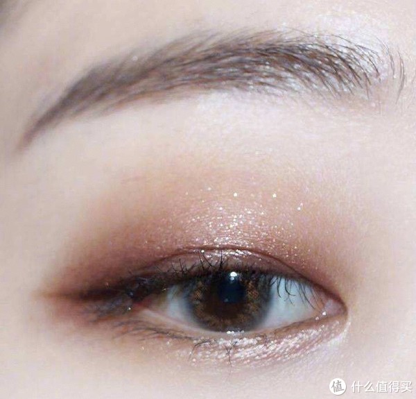 眼影有哪些种类 珠光眼影和哑光眼睛的区别是什么？眼影的搭配和画法 眼影选购技巧 新手画眼影常见误区。