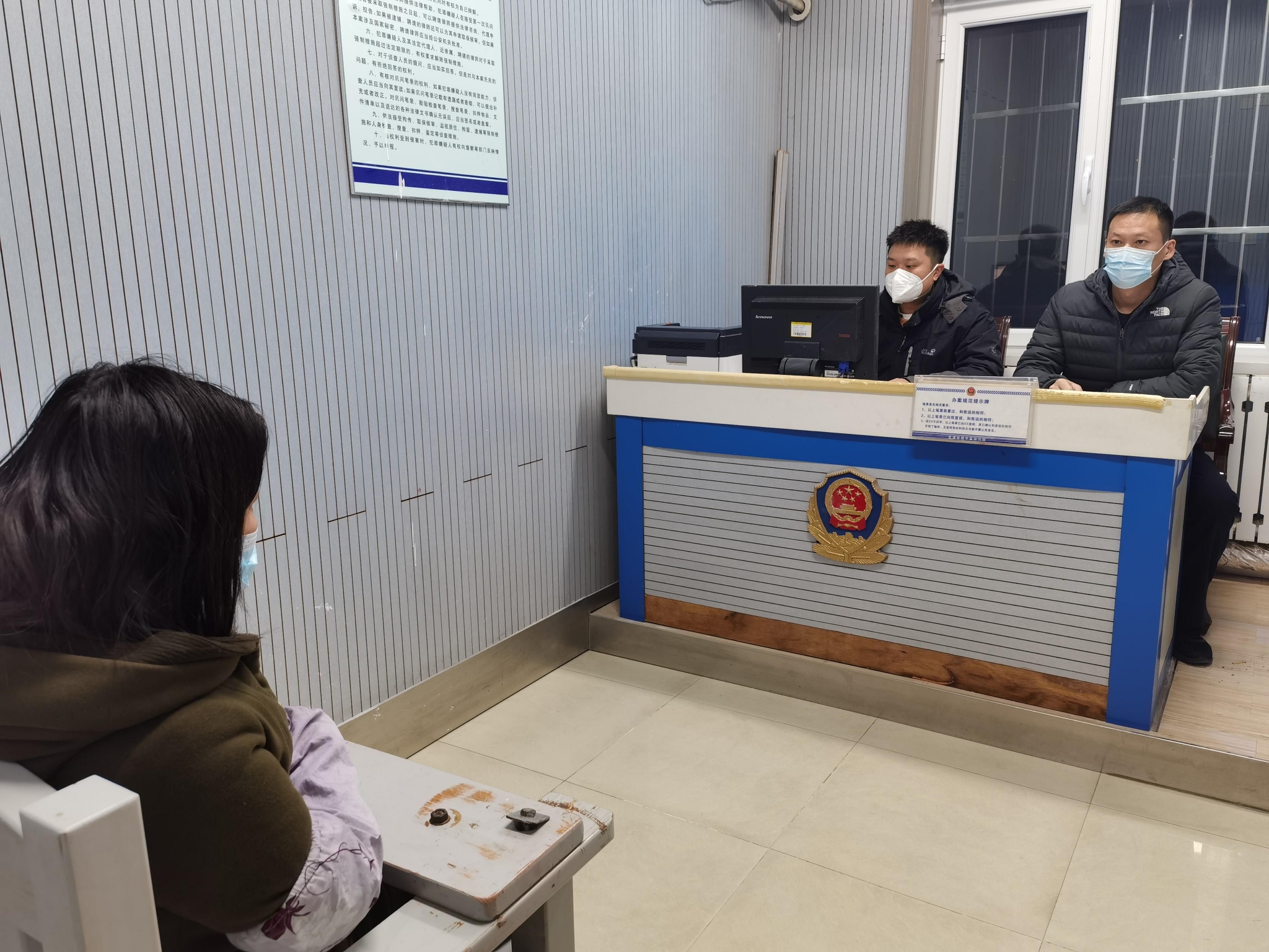 嫌疑人接受审讯.图源:济南市公安局长清分局