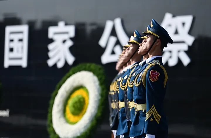 这是2021年12月13日拍摄的南京大屠杀死难者国家公祭仪式现场。新华社记者 李响 摄