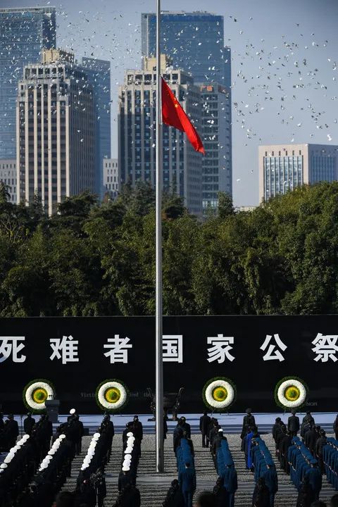 这是2021年12月13日拍摄的南京大屠杀死难者国家公祭仪式现场。新华社记者 季春鹏 摄