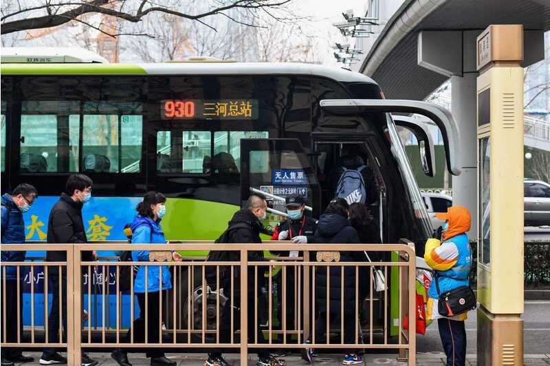 他登上一辆938快公交车,检查车况及消杀完成情况.