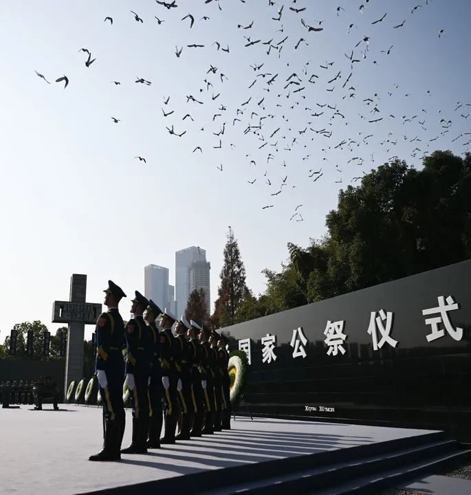 这是2021年12月13日拍摄的南京大屠杀死难者国家公祭仪式现场。新华社记者 李响 摄