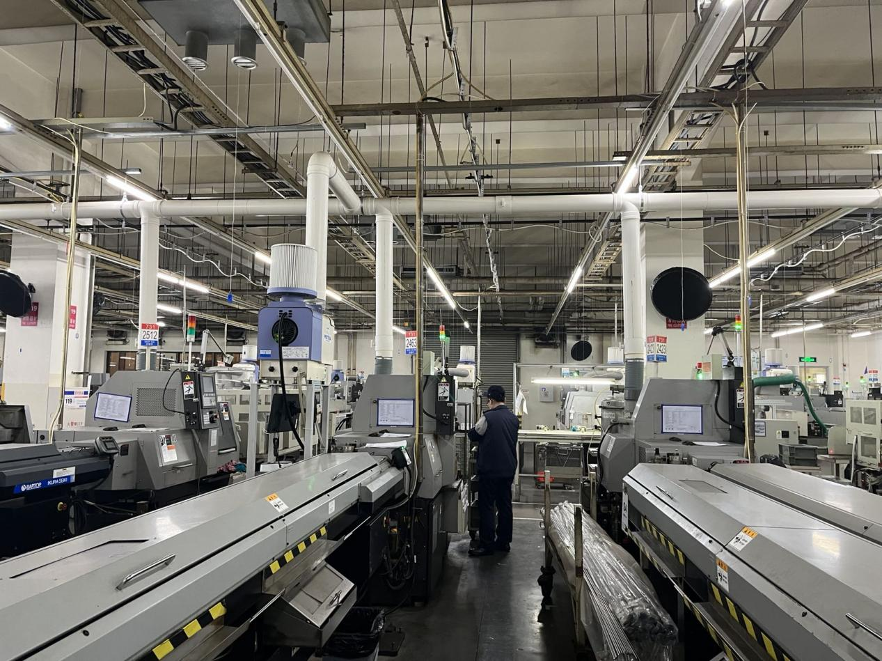 12月12日，SMC北京第二工厂内，气动元件各部件生产及组装车间正在紧张有序地生产中。