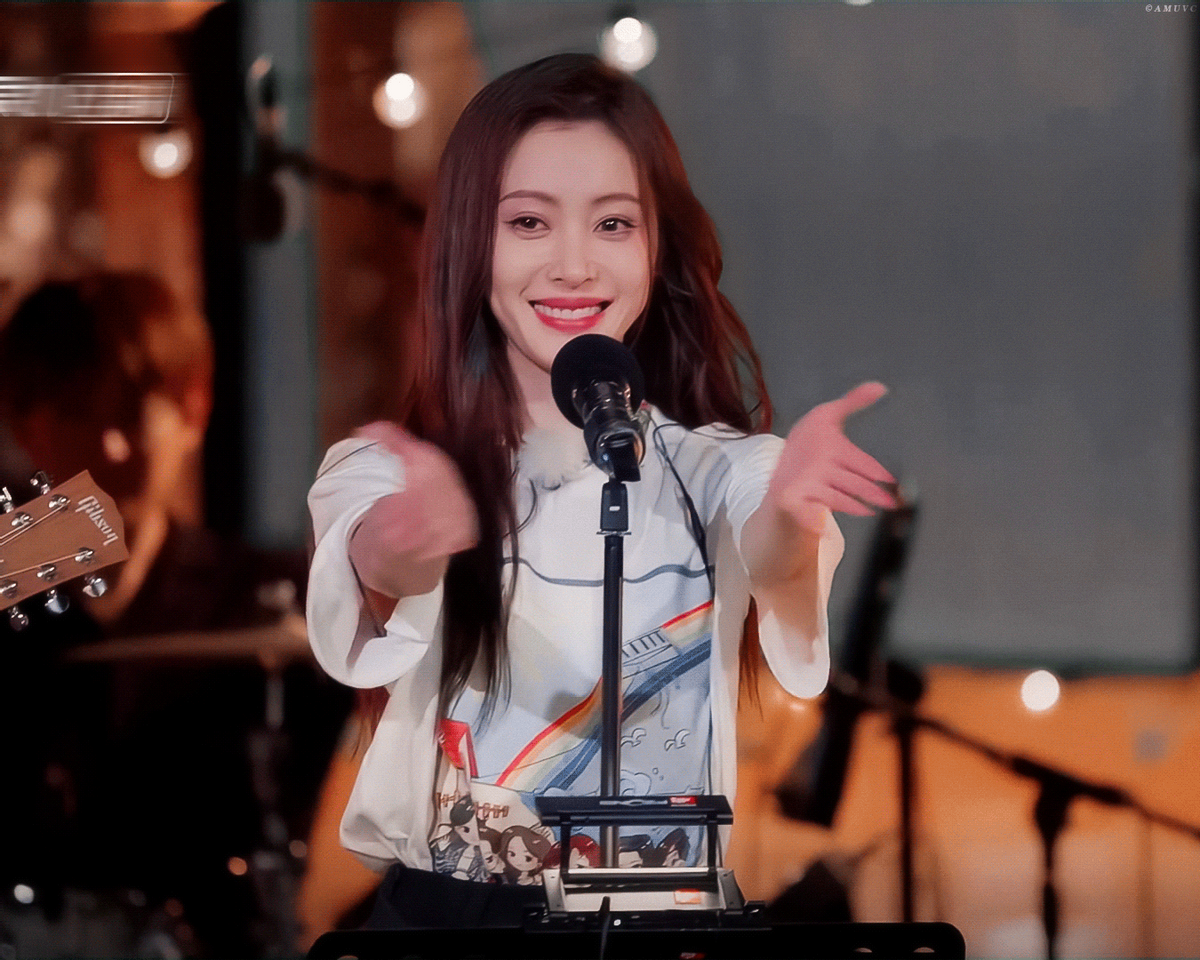 碎花穿出了高定风,《乐队的海边》成张天爱秀场,穿搭还不重样|乐队的