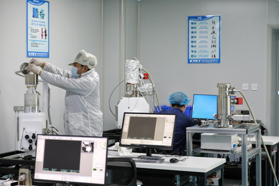 12月13日，北京中科科仪股份有限公司扫描电镜生产制造中心内，员工正在进行设备装配及测试工作。 新京报记者 王嘉宁 摄