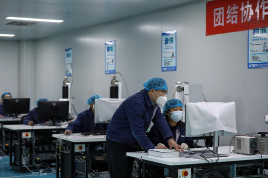 12月13日，北京中科科仪股份有限公司扫描电镜生产制造中心内，员工正在工作中。新京报记者 王嘉宁 摄