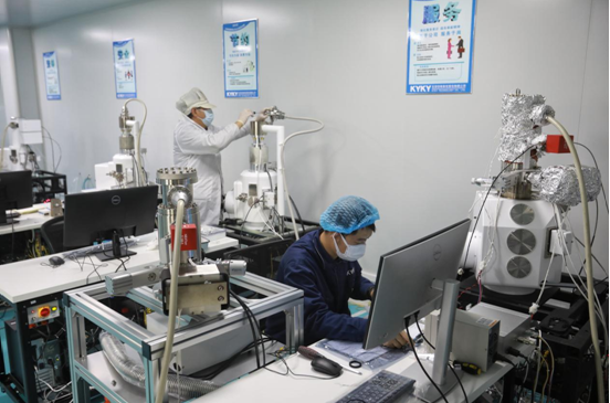 12月13日，北京中科科仪股份有限公司扫描电镜生产制造中心内，员工正在进行设备的安装及测试工作。 新京报记者 王嘉宁 摄
