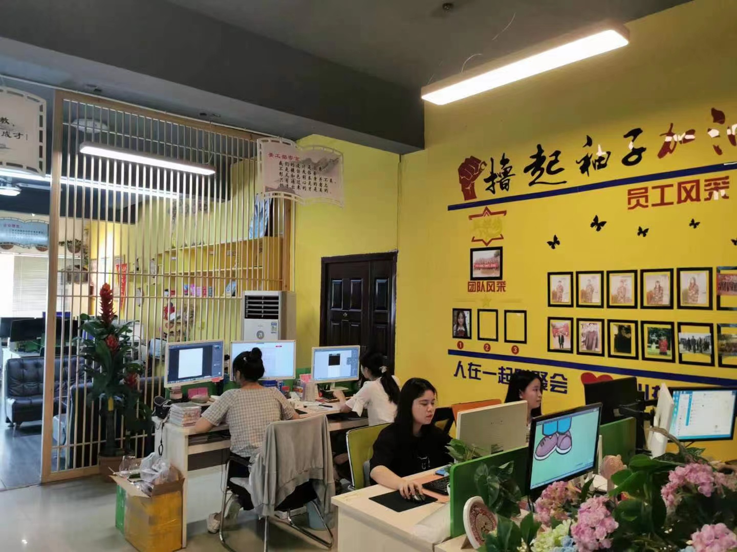 周东亮在青岩刘村的网店工作室.受访者供图