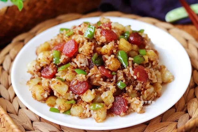 这样一盘广式腊味炒饭就制作好了,广式腊肠的口感是偏甜一些的,腊味也