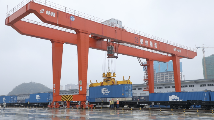 工人操作龙门吊对集装箱进行装车.新华社记者吴斯洋 摄