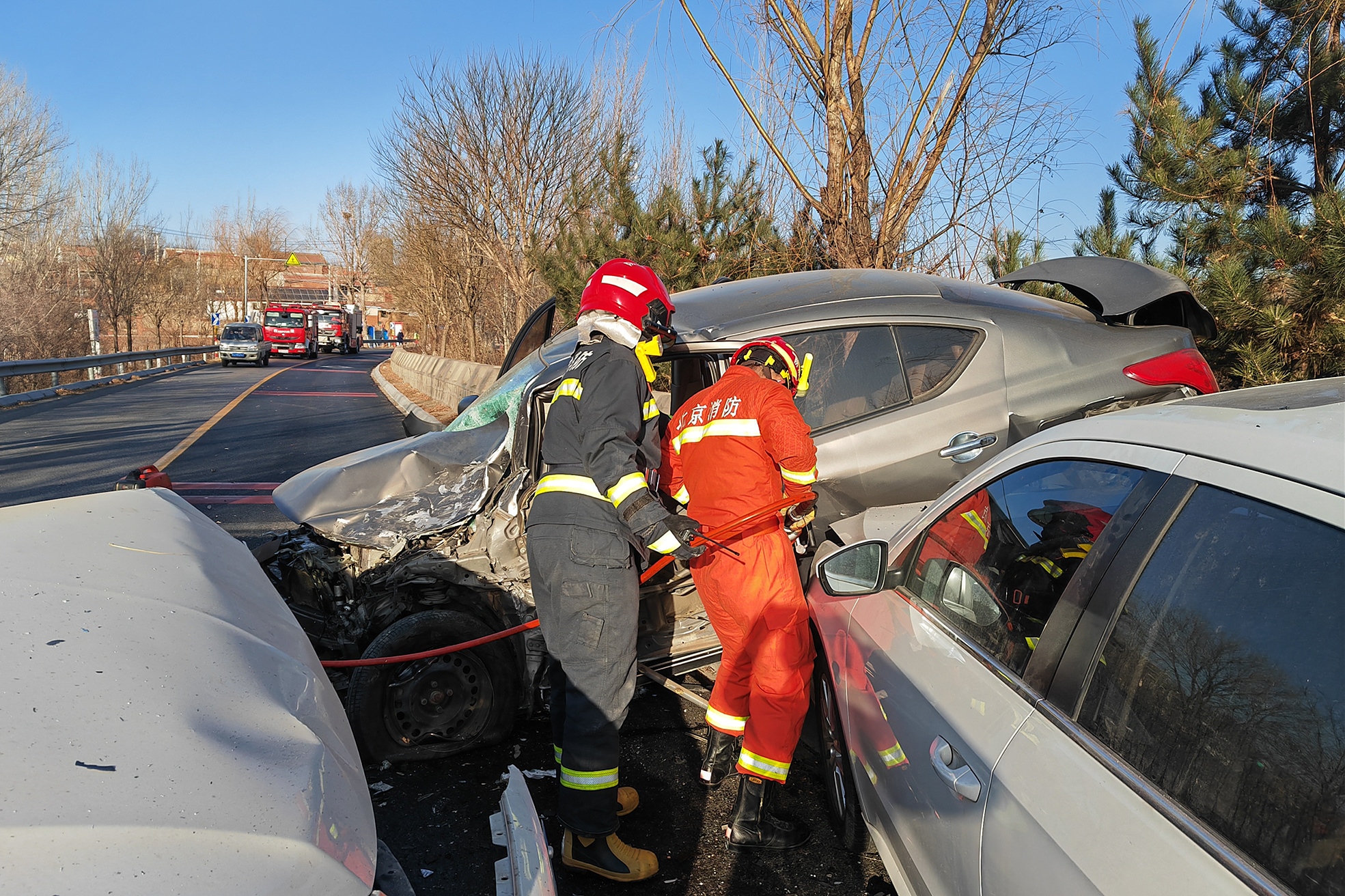 三车相撞司机被困,密云消防破拆救人|司机|小轿车|消防_新浪新闻