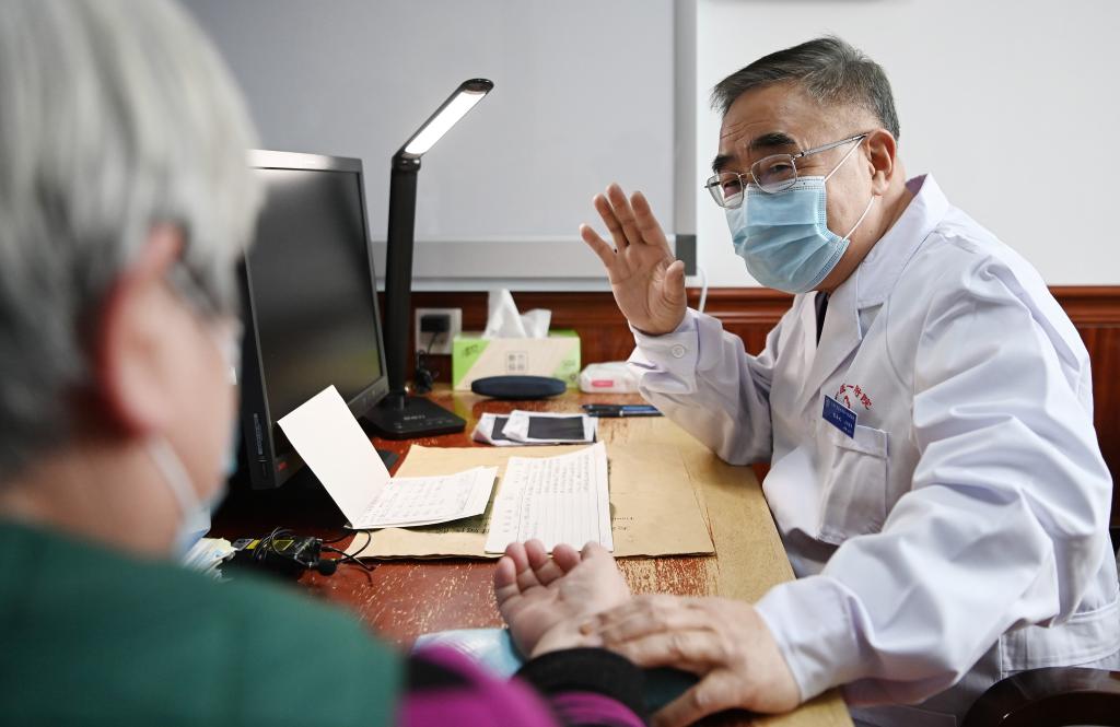 　　在天津中医药大学第一附属医院，张伯礼院士在诊室坐诊。新华社记者李然摄于2021年2月23日