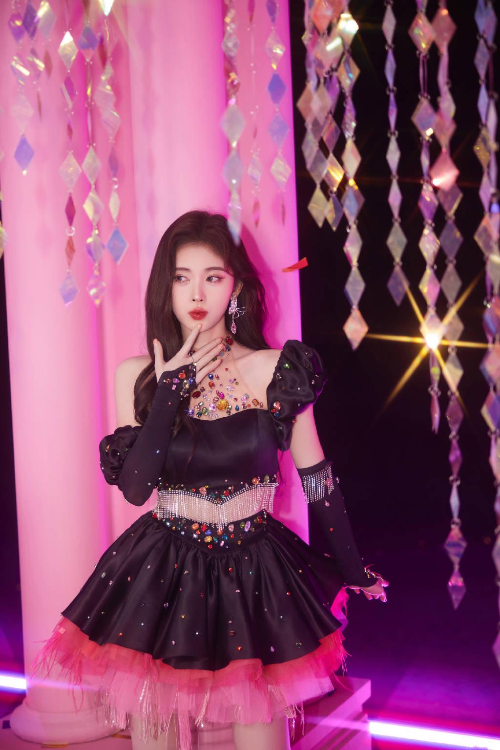 鞠婧祎穿撞色蓬蓬裙化身舞台精灵,聚光灯下闪耀迷人__财经头条