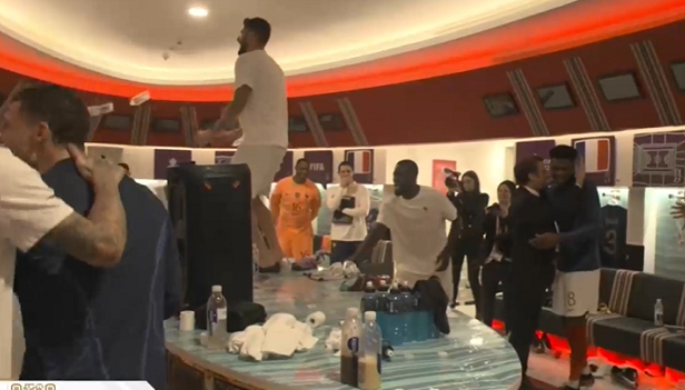 法国队赛后更衣室曝光,吉鲁跳上桌子,总统加入庆祝|法国队|德尚|吉鲁